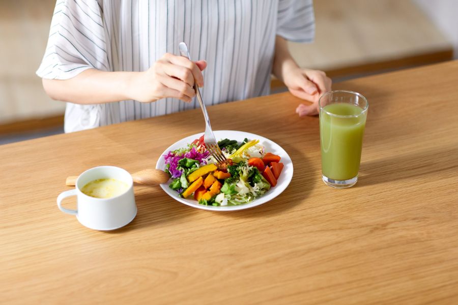 Healthy vegan meal while traveling with vegetables and juice