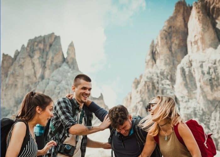 reasons to travel with friends