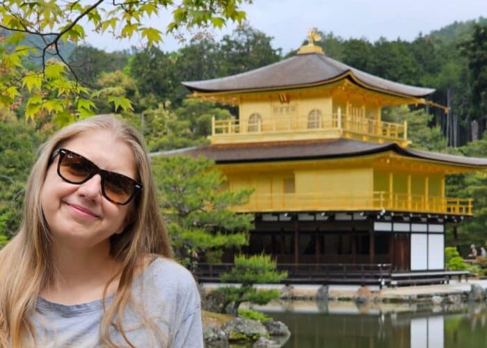 A woman standing outside a pagoda in kyoto japan with the text: Best restaurants for vegans in Kyoto Japan