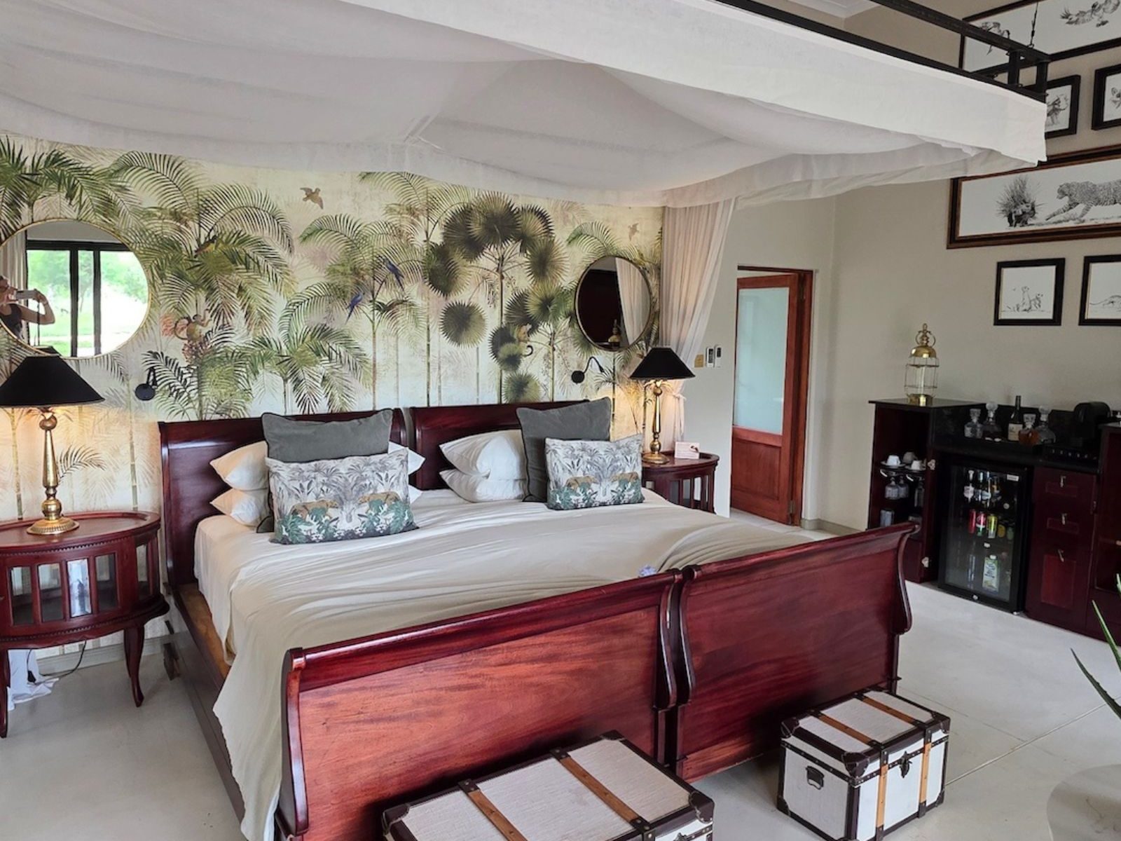 Safari lodge bedroom in Greater Kruger with classic design and calm atmosphere