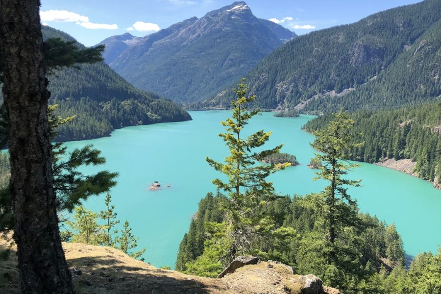 Turquoise lake surrounded by forests and mountains in Washington State, near Seattle